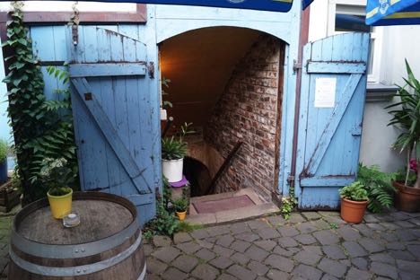 Eingang mit blauer Tür 1 für Webseite Impressiohnen