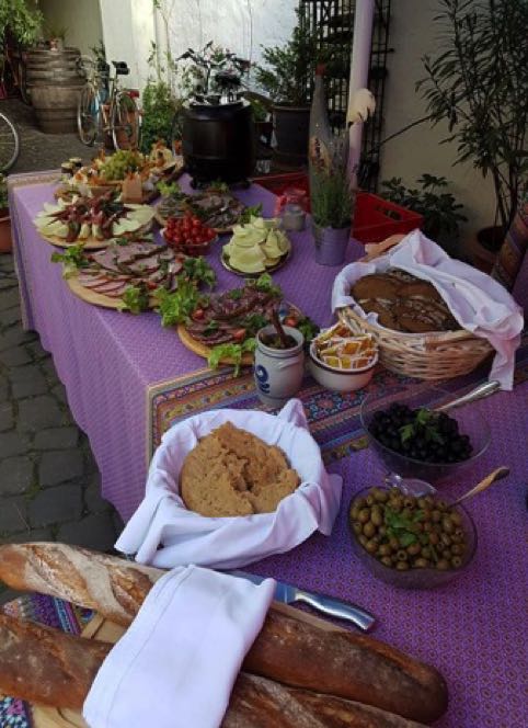 Essen im Hof 3
